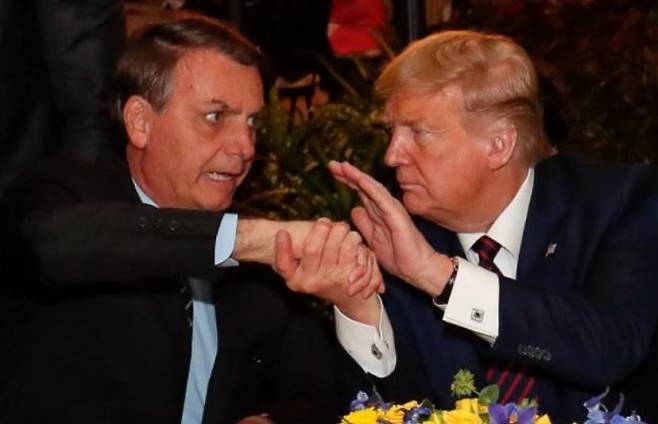 자이르 보우소나루 전 브라질 대통령(왼쪽)과 도널드 트럼프 미국 대통령. 보우소나루와 절친한 트럼프는 룰라 행정부 들어 보우소나루가 내란 혐의로 기소되자 브라질에 50% 관세 부과 등 온갖 압박을 가했다. 이는 미국·브라질 관계의 악화로 이어졌다. 세계일보 자료사진