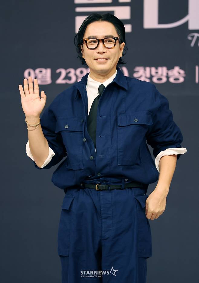 작곡가 정재형이 23일 오전 서울 양천구 목동 SBS에서 진행된 SBS 예능 '우리들의 발라드' 제작발표회에 참석해 포즈를 취하고 있다. 음악 전문가부터 일반 남녀노소까지 150명의 '탑백귀 대표단'이 대중픽 감별사로 나서 새로운 목소리를 찾는 집단 지성 음악 서바이벌 오디션 '우리들의 발라드'는 오늘(23일) 첫 방송된다. /2025.09.2 /사진=이동훈 photoguy@