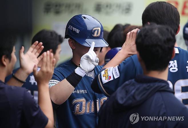 '1점 홈런' (대구=연합뉴스) 김현태 기자 = 6일 대구 삼성라이온즈파크에서 열린 2025 KBO 포스트시즌 와일드카드 1차전 삼성 라이온즈와 NC 다이노스의 경기. 5회초 1사 상황에서 타석에 들어선 NC 김형준이 솔로홈런을 친 후 동료들의 축하를 받으며 손가락으로 숫자 1을 만들어 보이고 있다. 2025.10.6 mtkht@yna.co.kr