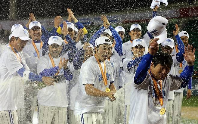 <2012 KS> 삼성, 한국시리즈 우승 (서울=연합뉴스) 박동주 기자 = 1일 서울 잠실야구장에서 2012 팔도 프로야구 한국시리즈 6차전 삼성과 SK의 경기가 열렸다. SK에 승리하면서 2012 한국시리즈에서 우승한 삼성 선수들이 류중일 감독을 축하해주고 있다. 2012.11.1 pdj6635@yna.co.kr