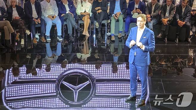 7일(현지시간) 독일 뮌헨에서 열린 IAA 메르세데스-벤츠 프리 나이트 행사에서 올라 칼레니우스 메르세데스-벤츠 회장이 GLC 위드 EQ 테크놀로지를 소개하고 있다.(한국자동차기자협회 제공)/뉴스1