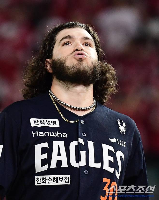 1일 인천 SSG랜더스필드에서 열린 KBO리그 SSG와 한화의 경기. 6회말 투구를 마치고 마운드를 내려오는 한화 폰세. 인천=송정헌 기자songs@sportschosun.com/2025.10.01/