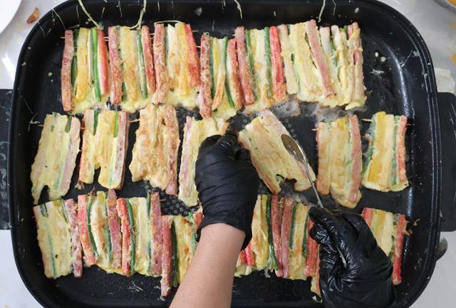 9월 23일 대전 동구 성남동행정복지센터에서 열린 새마을회 추석맞이 송편·전 나눔 행사에서 새마을 회원들이 소외계층에 전달할 음식을 준비하고 있다. 기사 본문과는 관련 없는 사진. 뉴스1