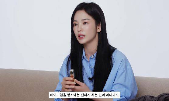 배우 송혜교(43)가 평소 실천하는 피부 관리 루틴을 공개했다./사진=보그 코리아 유튜브 채널 캡처