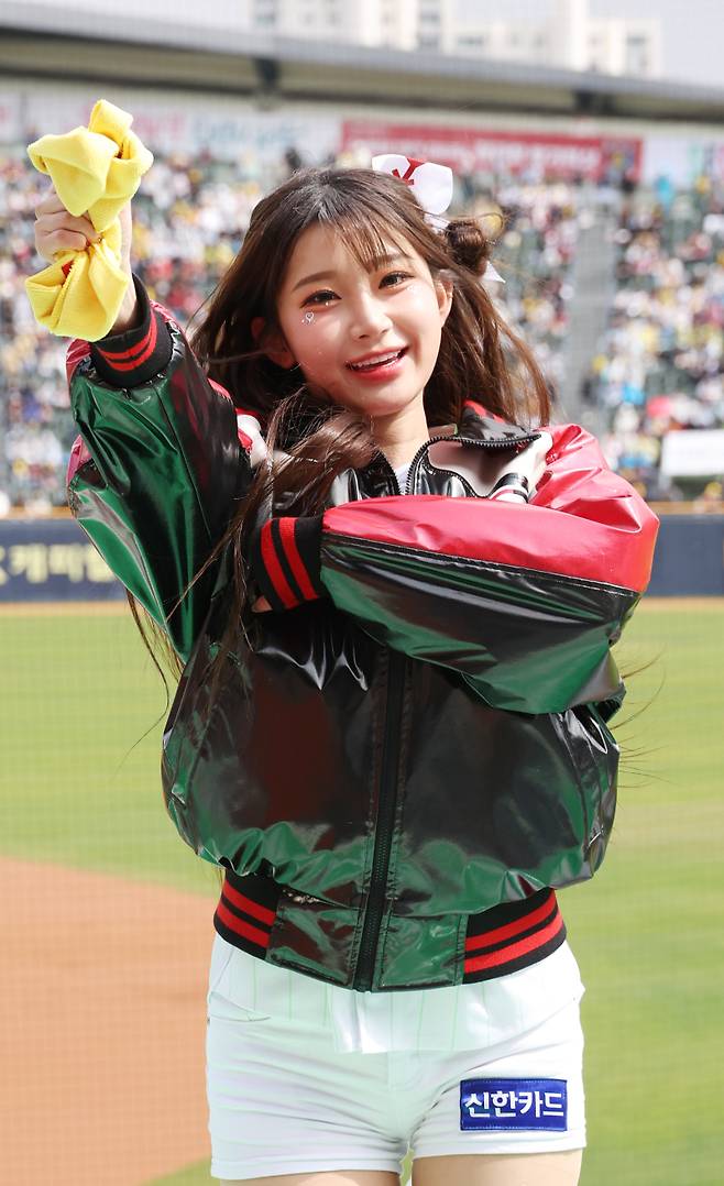 2025 KB0리그 프로야구 LG트윈스와 두산베어스의 경기가 13일 오후 서울 잠실야구장에서 열렸다. LG응원단에 합류한 치어리더 이주은이 으원을 펼치고 있다. 잠실=김민규 기자 mgkim1@edaily.co.kr /2025.04.13/