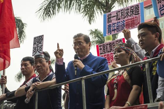 장안러 대만 중화통일촉진당 총재(가운데)가 지난 2017년 대만에서 친중 시위 유세를 벌이고 있다. 사진 위키피디아