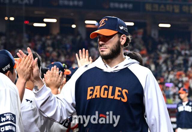 2025년 9월 26일 오후 대전 한화생명 볼파크에서 열린 '2025 신한 SOL뱅크 KBO 리그' LG 트윈스와 한화 이글스의 경기. 한화 폰세가 4-1로 승리한 뒤 기뻐하고 있다./대전=유진형 기자 zolong@mydaily.co.kr