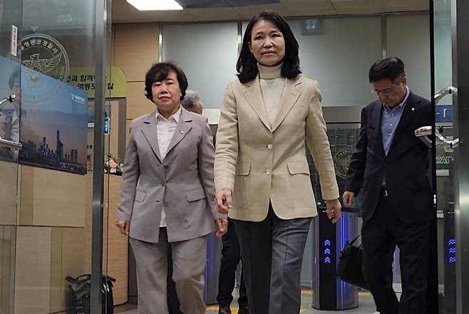 석방된 이진숙 전 방송통신위원장이 4일 오후 서울 영등포경찰서를 나서고 있다. 연합뉴스