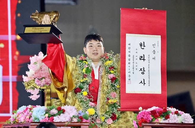 울산광역시 울주군 울주종합체육센터에서 열린 '위더스제약 2025 울주추석장사씨름대회' 한라장사(105kg이하)에 등극한 김무호(울주군청)가 장사꽃가마를 타고 장사인증서와 황소트로피를 들고 기념사진을 찍고 있다. /사진=대한씨름협회 제공