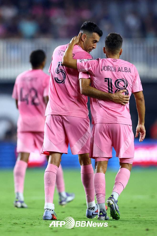 스페인 국가대표와 FC바르셀로나에서 오랫동안 활약한 뒤 미국 프로축구 메이저리그사커(MLS) 인터 마이애미에서 재회, 올 시즌을 끝으로 은퇴하는 조르디 알바(오른쪽)와 세르히오 부스케츠. /AFPBBNews=뉴스1