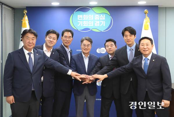 김동연 경기도지사가 2일 서울시에 위치한 경기도 중앙협력본부 사무실에서 더불어민주당 박정, 한준호, 김주영, 박상혁, 김영환, 이기헌 국회의원과 긴급회동해 일산대교 통행료 무료화에 합의했다. 2025.10.2 /경기도 제공