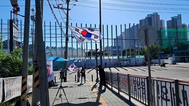 ▲ 8일 의왕시 서울구치소 앞에서 윤석열 전 대통령의 석방을 주장하는 단체가 집회를 하고 있다.