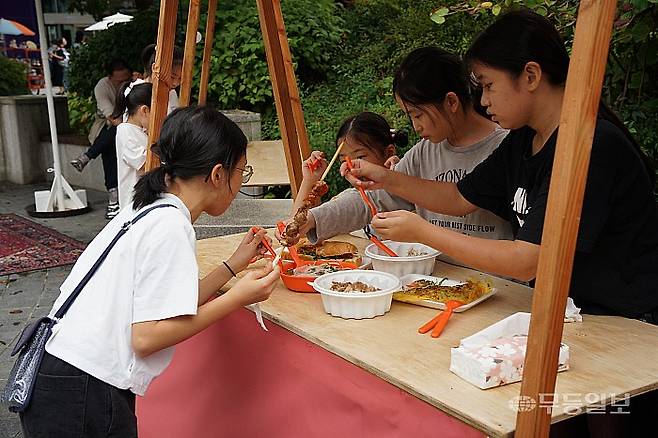 4일 낮 국립아시아문화전당 곳곳에서는 다양한 아시아 음식을 먹는 방문객들을 볼 수 있었다.