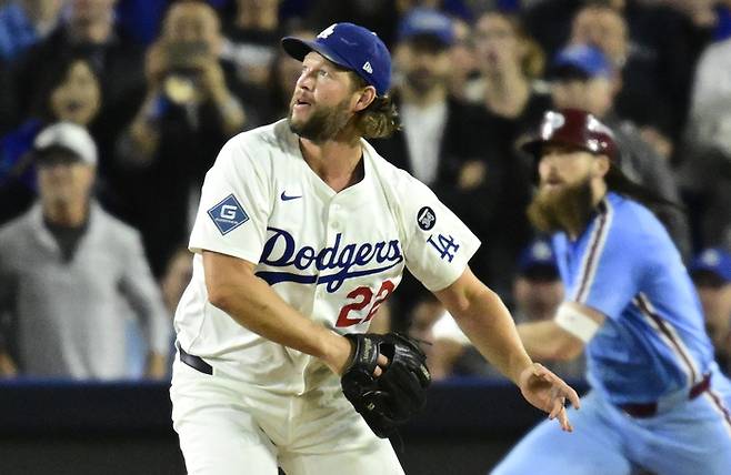 커쇼가 타구를 바라보고 있다. 사진 | AP 연합뉴스
