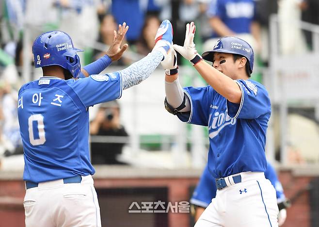 삼성 김영웅이 9일 인천 SSG랜더스필드에서 열린 2025 KBO리그 SSG와 준PO 1차전 3회초 무사 1루 상황에서 SSG 선발 화이트를 상대로 2점 홈런을 치고 디아즈와 하이파이브를 하고 있다. 문학 | 박진업 기자 upandup@sportsseoul.com