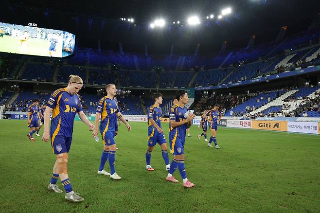 울산문수축구경기장/ K리그1/ 울산HDFC vs 전북현대모터스/ 울산 루빅손, 보야니치, 윤재석, 이진현/ 경기 종료/ 패배/ 아쉬움/ 선수단 인사/ 사진 김정수
