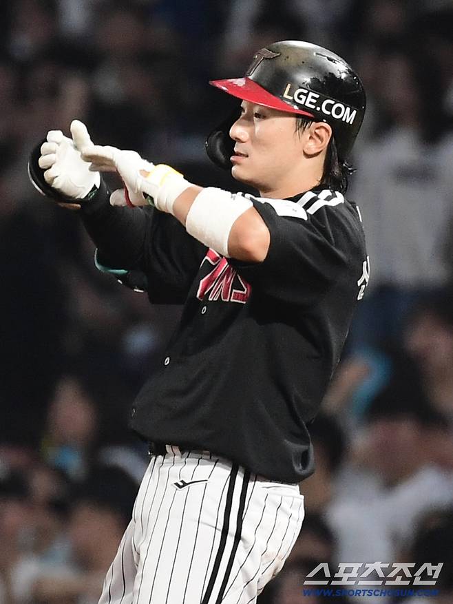 24일 창원 NC파크에서 열린 KBO리그 NC와 LG의 경기. 3회초 역전 1타점 적시타 날린 LG 신민재. 창원=송정헌 기자songs@sportschosun.com/2025.09.24/