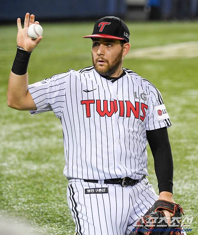 30일 잠실구장에서 열린 LG 트윈스와 두산 베어스의 경기. 2회초 1사 2루 두산 양석환 타구를 LG 1루수 오스틴이 처리하고 있다. 잠실=박재만 기자 pjm@sportschosun.com/2025.09.30/