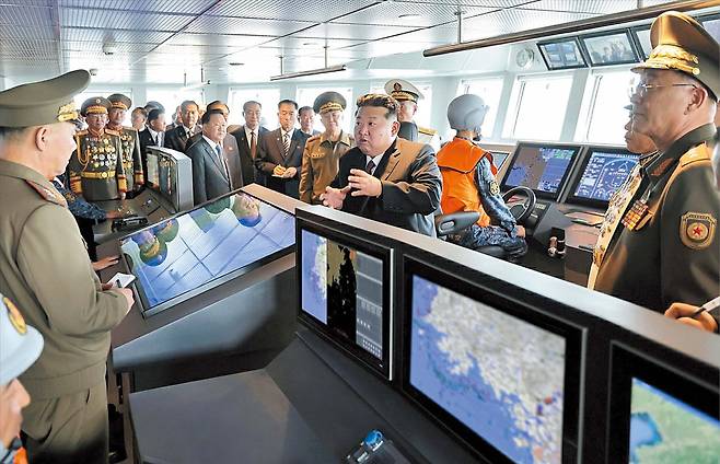 김정은 탄 북한판 이지스함에 서해 NLL 지도 김정은 북한 국무위원장이 지난 5일 북한 신형 구축함인 ‘최현호’를 방문했다고 북한 관영 매체가 6일 보도했다. 구축함 전투통제실에 설치된 모니터 속에 서해 북방한계선(NLL) 부근 해도(붉은 원 안)가 띄워져 있는 모습을 노출시켰다./노동신문 뉴스1