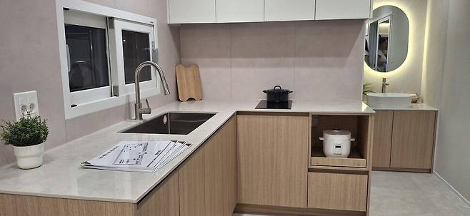 8월 1일 서울 강남 코엑스에서 열린 코리아빌드 행사장에 전시된 한 업체의 체류형 쉼터 내부 주방과 화장실