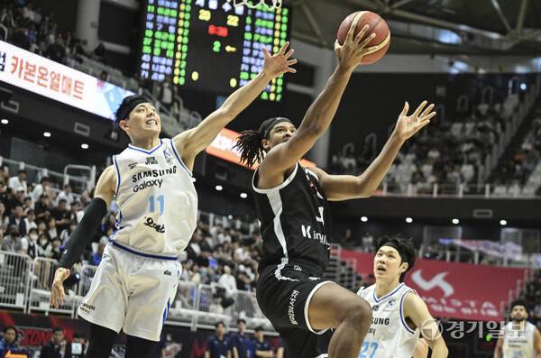 9일 오후 수원 KT 소닉붐 아레나에서 열린 '2025-2026 LG전자 프로농구' 수원 KT 소닉붐과 서울 삼성 썬더스의 경기에서 KT 아이재아 힉스가 리버스 레이업을 시도하고 있다. 홍기웅기자