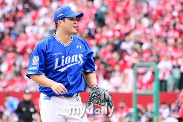 2025년 10월 9일 인천 SSG랜더스필드에서 진행된 '2025 신한 SOL뱅크 KBO리그 준플레이오프' 1차전 삼성-SSG의 경기.삼성 선발 최원태가 4이닝 무실점을 기록한 뒤 강민호 포수와 이야기를 나누고 있다./인천=곽경훈 기자