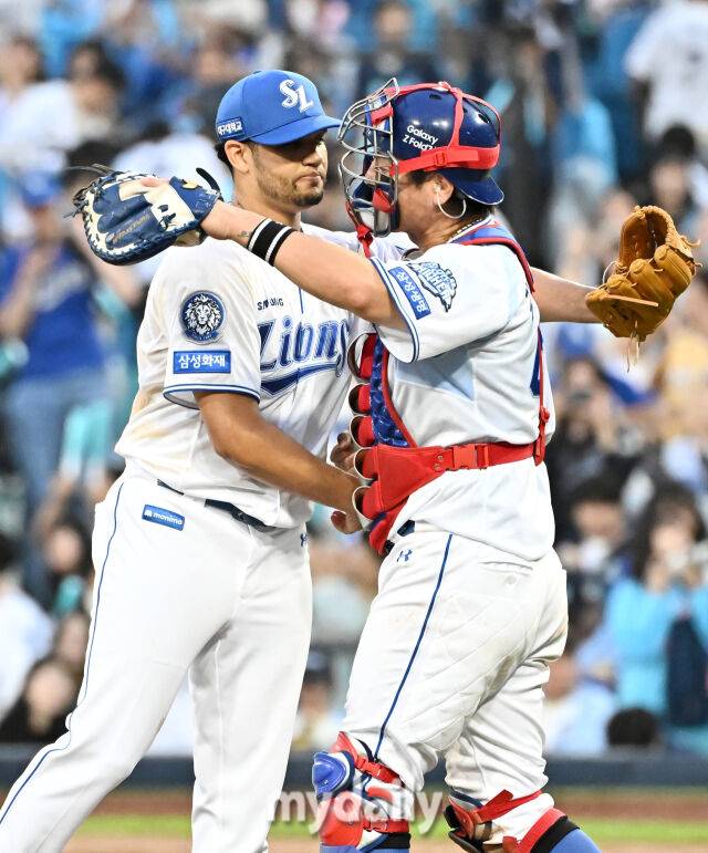 7일 오후 대구광역시 수성구 대구삼성라이온즈파크에서 진행된 '2025 프로야구 KBO리그 포스트시즌' 와일드카드 결정전 1차전 삼성라이온즈와 NC다이노스의 경기. 삼성 가라비토와 강민호가 3-0으로 승리한 뒤 환호하고 있다./마이데일리