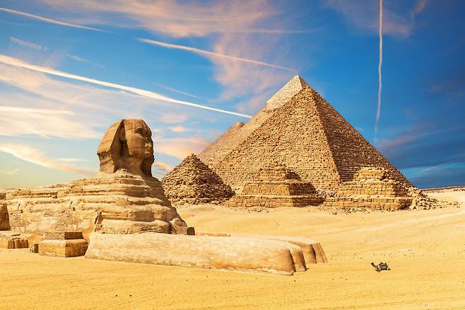 이집트 카이로에 있는 ‘지평선의 수호신, 호루스’(서양세력이 포악하고 교활한 괴물인 ‘스핑크스’라 폄훼)와 피라미드