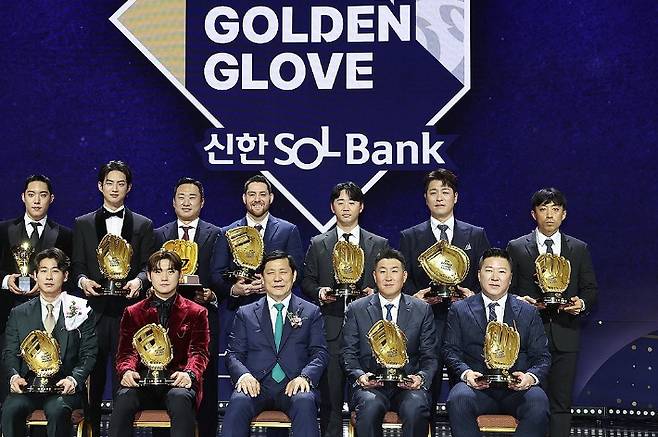 지난해 골든 글러브 수상자들의 기념 촬영 모습. 연합뉴스