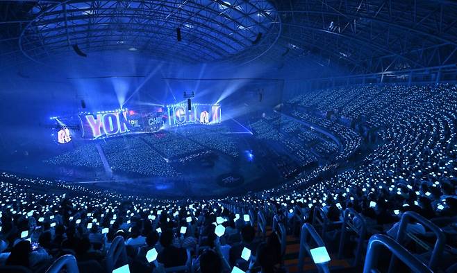 KBS가 6일 방영한 특집 프로그램 ‘조용필, 이 순간을 영원히’의 한 장면. 공연 녹화가 이뤄진 지난 9월 6일 고척스카이돔에 모여든 관객들이 무대 위의 조용필에게 뜨거운 환호를 보내고 있다. KBS 제공