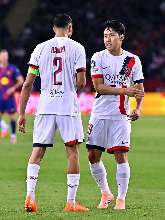 PSG 이강인(오른쪽)을 애스턴 빌라가 노리고 있다. 사진출처|PSG 페이스북