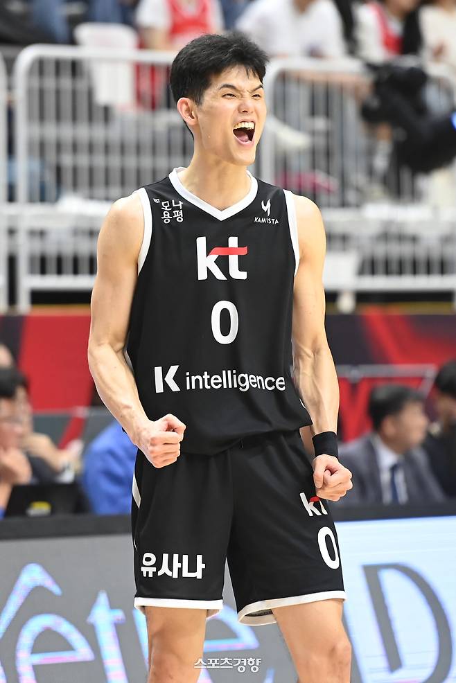 수원 KT 하윤기가 9일 수원KT소닉붐아레나에서 열린 2025~2026 LG전자 프로농구 서울 삼성과 홈경기에서 포효하고 있다. KBL 제공