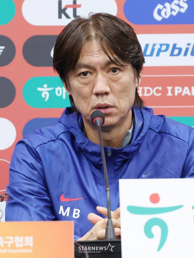 한국 축구대표팀이 9일 브라질과 A매치를 앞두고 서울월드컵경기장에서 최종 훈련에 임했다. 홍명보 감독이 훈련 전 기자회견에서 기자들의 질문에 답하고 있다. 홍명보 감독이 이끄는 대표팀은 10일 브라질과 친선경기에 이어 14일에는 파라과이와도 대결하며 2026 북중미 월드컵 실전 점검에 나선다. /사진=김진경 대기자