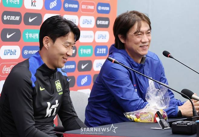 한국 축구대표팀이 9일 브라질과 A매치를 앞두고 서울월드컵경기장에서 최종 훈련에 임했다. 홍명보 감독과 손흥민이 훈련 전 기자회견에서 기자들의 질문에 답하고 있다. 홍명보 감독이 이끄는 대표팀은 10일 브라질과 친선경기에 이어 14일에는 파라과이와도 대결하며 2026 북중미 월드컵 실전 점검에 나선다. /사진=김진경 대기자