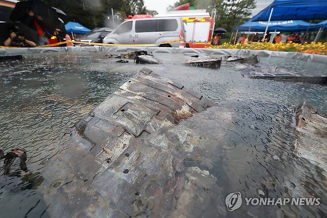 리튬이온 배터리 담긴 소화수조 (대전=연합뉴스) 신현우 기자 = 28일 대전 유성구 국가정보자원관리원 화재로 인해 불에 탄 리튬이온 배터리가 소화수조에 담겨 있다.
지난 26일 정부 전산시스템이 있는 국정자원에서 무정전·전원 장치(UPS)용 리튬이온배터리 화재가 발생해 정부 전산 서비스가 대규모로 마비된 바 있다. 2025.9.28 nowwego@yna.co.kr