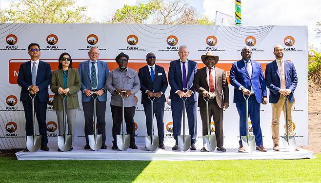 포스코인터내셔널의 탄자니아 마헨게 흑연 광산 착공식에서 기념 촬영을 하고 있다. 왼쪽부터 김대영 포스코인터내셔널 중남아프리카지역담당, 안은주 주탄자니아대한민국대사, 존 드 브리스 블랙록마이닝 CEO, 아담 키고마 말리마 탄자니아 모로고로 주지사, 앤서니 마분데 탄자니아 광물부 장관, 리처드 크룩스 블랙록마이닝 사외이사, 니헤미야 캬안도 메체추 탄자니아 재무부 국유자산청장, 보마 라발라 탄자니아 CRDB은행 CCO, 크리스토퍼 엘링거 주케냐대한민국부대사. /포스코인터내셔널 제공