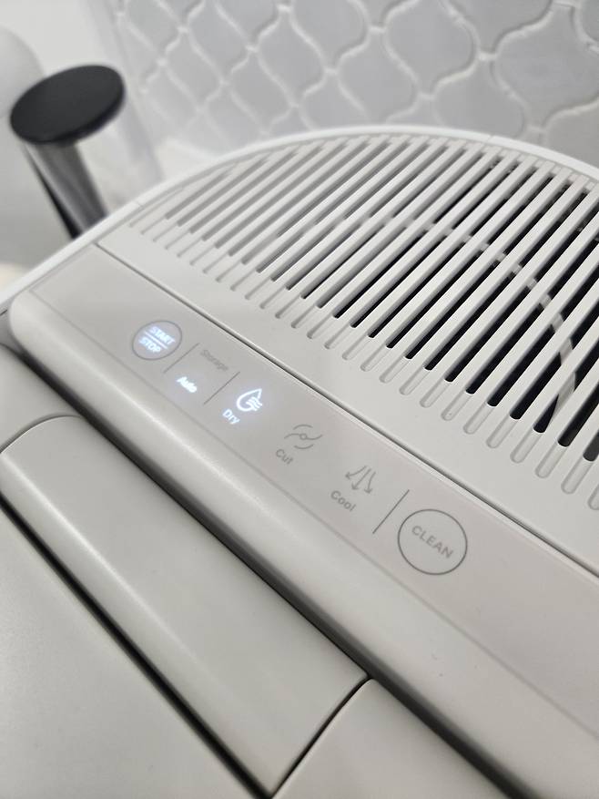 스마트 센서가 음식물 무게를 인식한 뒤 고온 처리 중인 모습./사진=강민경 기자