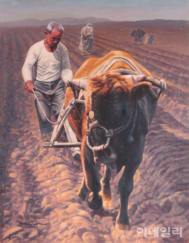 신학철의 ‘일하는 사람 7’(1991). 모내기를 하기 전 써레질을 하는 농민의 모습이다. 전통적인 사실주의 방식을 기본으로 포토 리얼리즘을 구사한 작가는 노동자·농민 등 민중의 모습을 미화하지 않고 있는 그대로 그렸다. 작품은 벼의 새싹이 잘 자라도록 필요 없는 것들을 제거하는 써레질을 빗대 현실사회를 깨끗이 정화하는 모습을 은유한다. 캔버스에 유화 물감, 116.5×90.5㎝. 국립현대미술관 소장. m