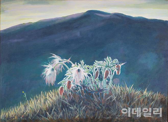 신학철의 ‘할미꽃’(1995). 힘없는 자들의 드러나지 않은 힘에 주목한 작가가 나아가 방향성을 잘 보여준다. 우리 산천 곳곳에 뿌리내리고 있지만 어디에서도 눈길을 끌지 못하는 할미꽃에서 거친 땅을 뚫고 나오는, 어떤 역경에도 끈질기게 삶을 이어가는 민중의 모습을 떠올렸다. 우리의 역사를 움직이는 힘은 누구에게서 나오는가를 묻는다. 캔버스에 유화 물감, 53×72.5㎝. 국립현대미술관 소장.