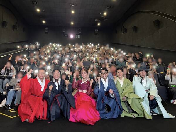 '보스' 주연배우들이 추석 연휴 극장가에서 무대인사를 하고 있다. 사진제공=(주)하이브미디어코프