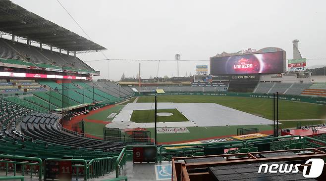 인천 지역에 비가 내리면서 10일 준PO 2차전 개최 여부가 불투명해졌다. /뉴스1 DB ⓒ News1 김진환 기자