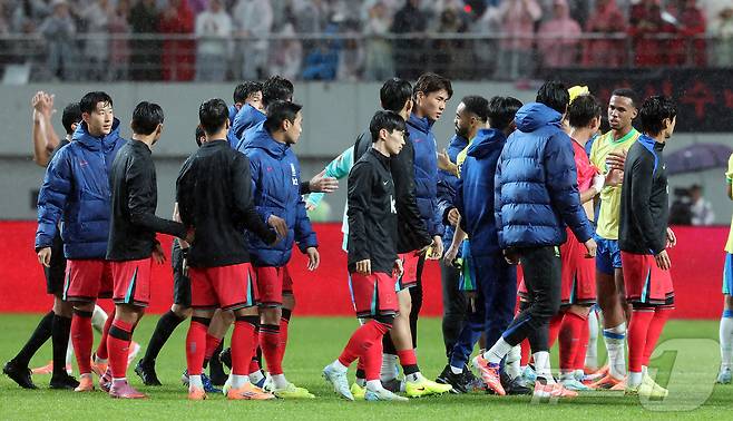 10일 서울월드컵경기장에서 열린 하나은행 초청 축구국가대표팀 친선경기 대한민국과 브라질의 경기, 5대0 완패를 당한 대한민국 선수들이 아쉬워하고 있다. 2025.10.10/뉴스1 ⓒ News1 장수영 기자