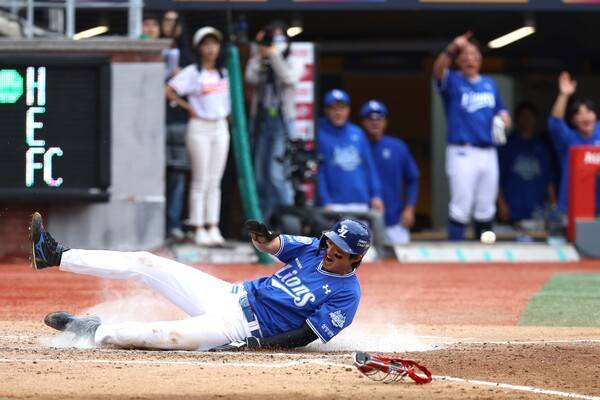 9일 오후 인천 SSG랜더스필드에서 열린 SSG 랜더스와의 2025 신한 쏠뱅크 KBO 포스트시즌(PS) 준플레이오프(준PO·5전 3선승제) 1차전에 지명 겸 3번 타자로 출전한 구자욱이 홈으로 쇄도하고 있다. /사진=삼성 라이온즈