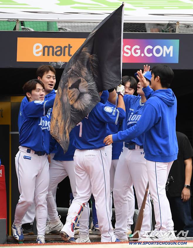 9일 인천SSG랜더스필드에서 열린 SSG와 삼성의 준PO 1차전. 1회초 삼성 이재현이 초구를 노려 솔로포를 날린 뒤 환호하고 있다. 인천=박재만 기자 pjm@sportschosun.com/2025.10.09/