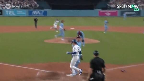 다시가서 제대로 홈플레이트를 밟은 김혜성. ⓒ스포티비