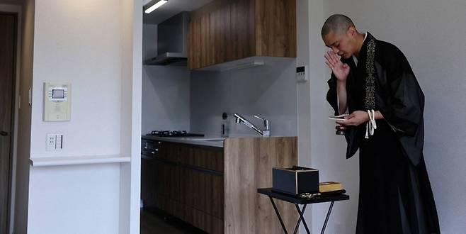 사고 물건에서 퇴마 의식을 진행하는 일본 승려. 사진=로이터 연합뉴스