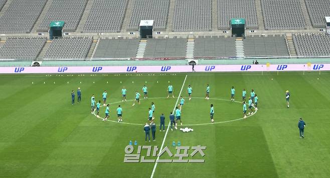 브라질 축구대표팀 선수들이 한국과 A매치를 하루 앞둔 9일 서울월드컵경기장에서 훈련하는 모습. 브라질은 초반 15분을 공개했는데, 론도(볼 돌리기)만 진행했다. 사진=IS 포토