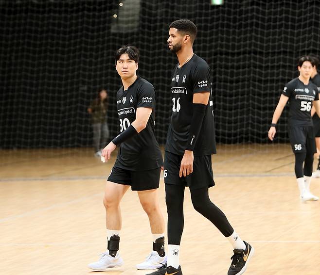 현대캐피탈 신호진(왼쪽)과 레오. 구단 제공