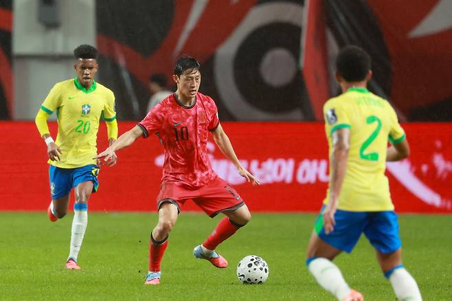 <yonhap photo-6132=""> 이재성 드리블 (서울=연합뉴스) 신현우 기자 = 10일 서울 마포구 서울월드컵경기장에서 열린 한국과 브라질 축구 대표팀의 친선경기. 이재성이 드리블하고 있다. 2025.10.10 nowwego@yna.co.kr/2025-10-10 22:56:26/ <저작권자 ⓒ 1980-2025 ㈜연합뉴스. 무단 전재 재배포 금지, AI 학습 및 활용 금지></yonhap>