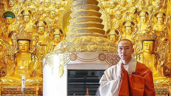 경기도 양주에 있는 회암사에서 주지를 맡고 있는 인공 스님. 그는 고려말 회암사를 창건한 지공 선사처럼 인도에서 온 승려다. 뒤에 보이는 사리탑 모양의 성물 보관함 속에 지공 선사를 비롯한 고승과 부처의 사리가 전시돼 있다. 우상조 기자